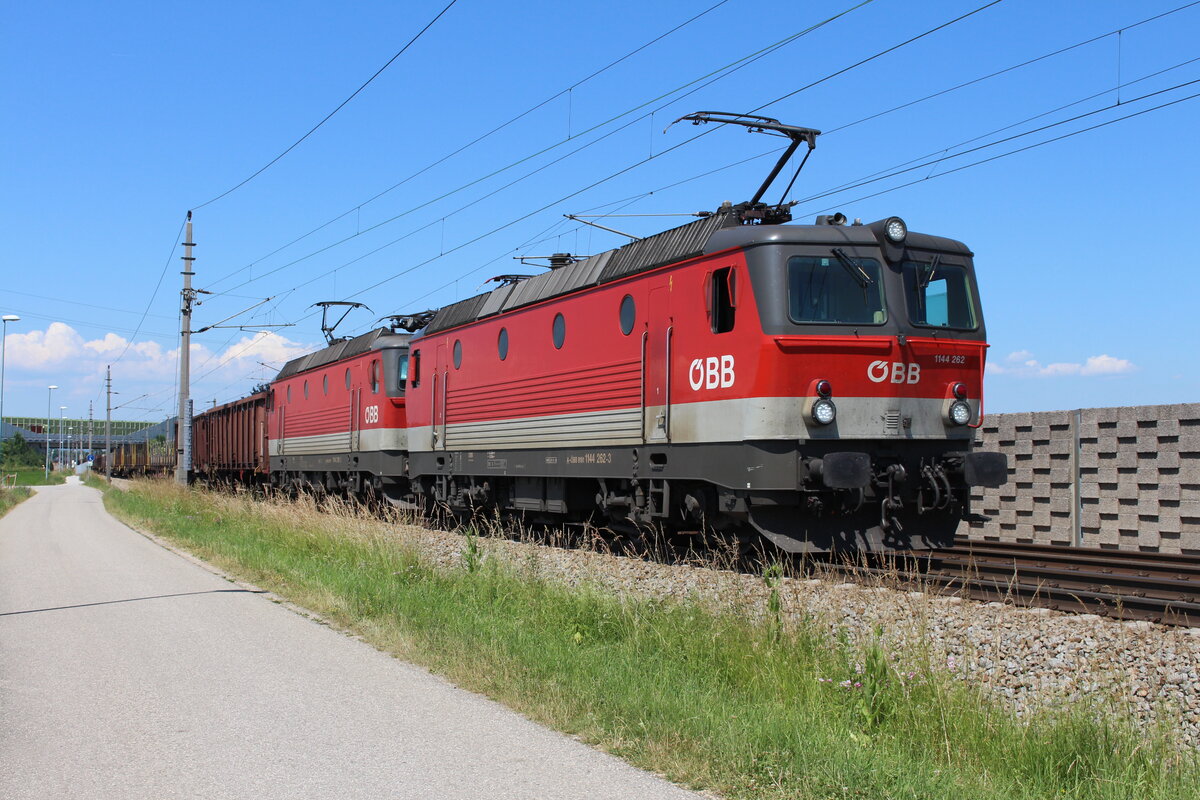 Beim Einfahrsignal von Nettingsdorf warten die 1144 262 und die 1144 210 am 17.6.2021 mit dem DG55683 von Wels Vbf auf die Weiterfahrt nach Leoben Donawitz.