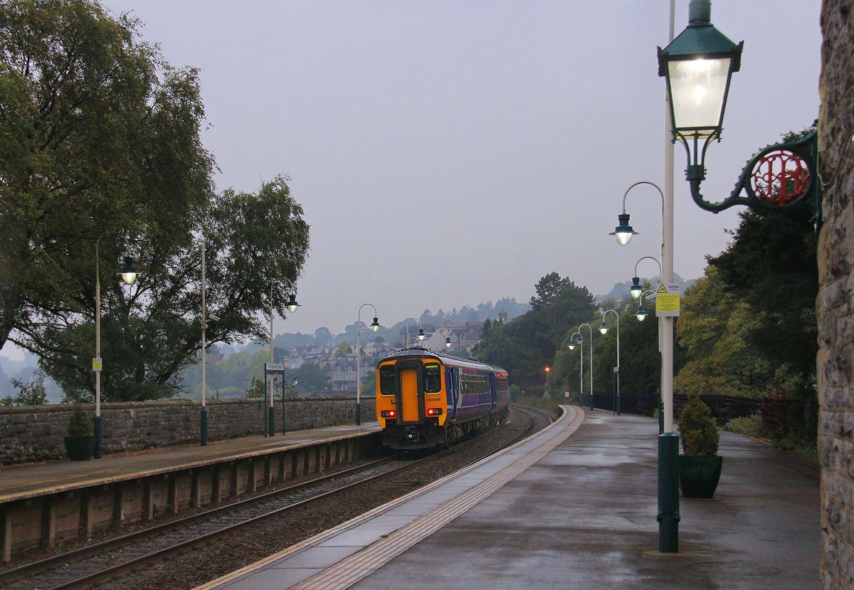 Beim Einnachten: Triebzug 156 469 fährt in den abendlichen Regen hinaus. Grange-over-Sands, 25.September 2017. 