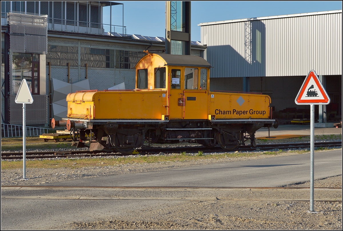 Beim Einrichten der Kategorien für Rangiertraktoren in der Schweiz fiel mir auf, diese Akkulok ist bei BB noch mit keinem Foto vertreten. Das sei hiermit geändert.

Ta 2/2 'Marie' der Papierwerke Cham in Frauenfeld geparkt um auf ihre Revision zu warten. Mai 2016.