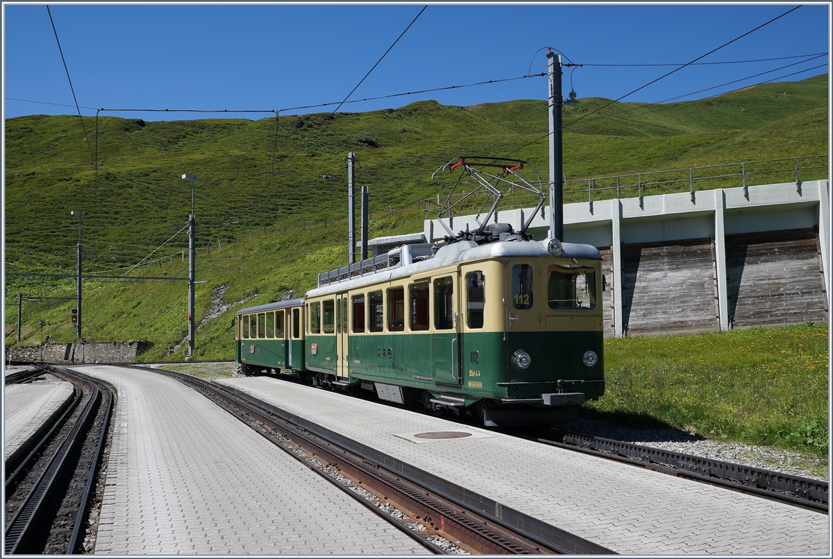 Beim Einstellen dieser Aufnahme Anfang Nov. 2016 ist die WAB die einzige 80 cm Schweizer Schmalspurbahn, die Fahrplanmässigen Reisezugverkehr anbietet. Die BRB und SPB haben Winterruhe, die MG ist immer noch im Umbau und die Rochers de Naye Bahn im SEV.
Das Bild zeigt einen die WAB lange Jahre geprägten BDeh 4/4 112 mit Bt im Sommer 2016 auf der Kleinen Scheidegg. 
8. Aug. 2016  
