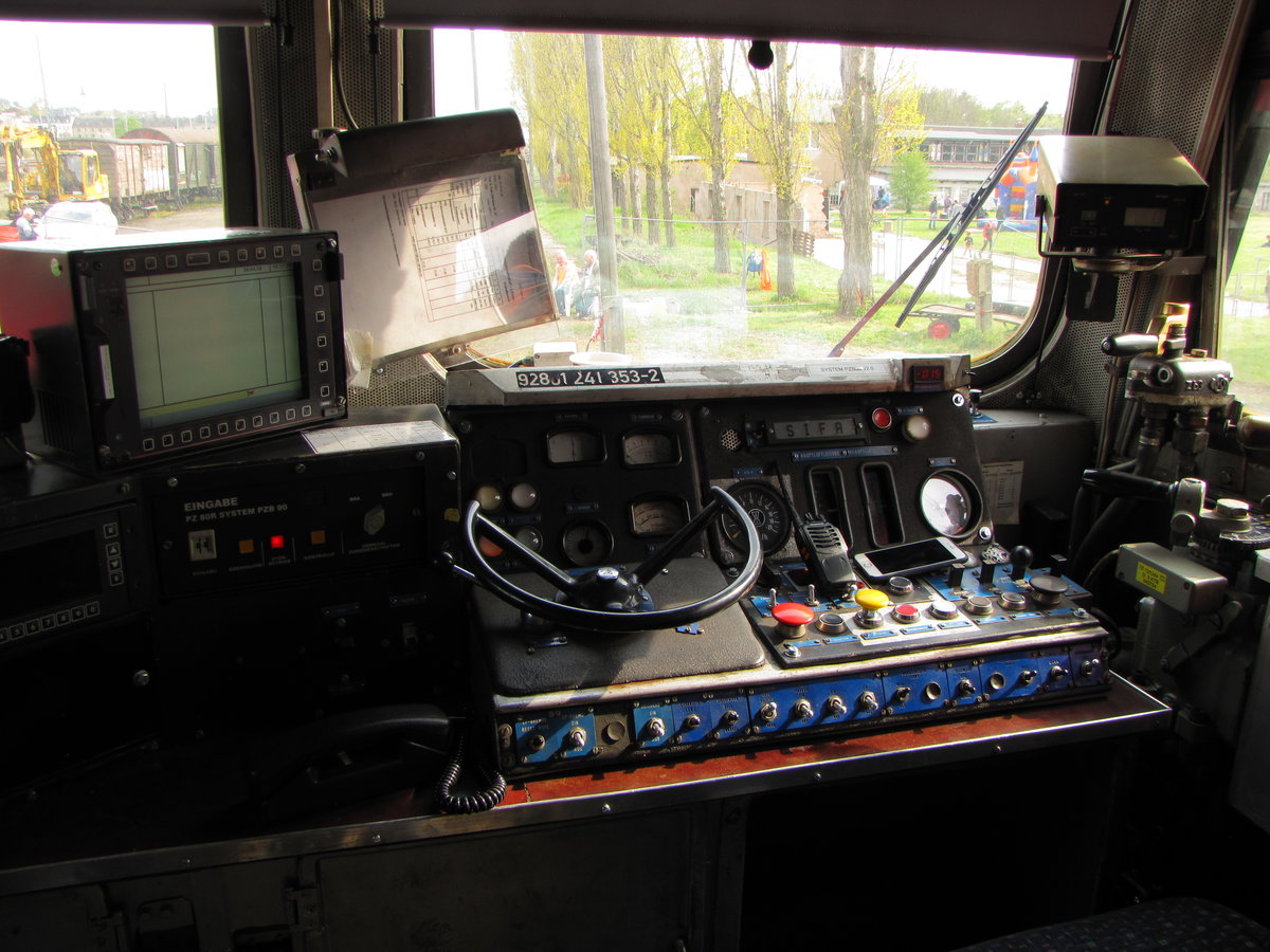 Beim Eisenbahnfrühling am 30.04.2016 in Gera entstand dieser Foto vom Führerstand der EBS 241 353-2.