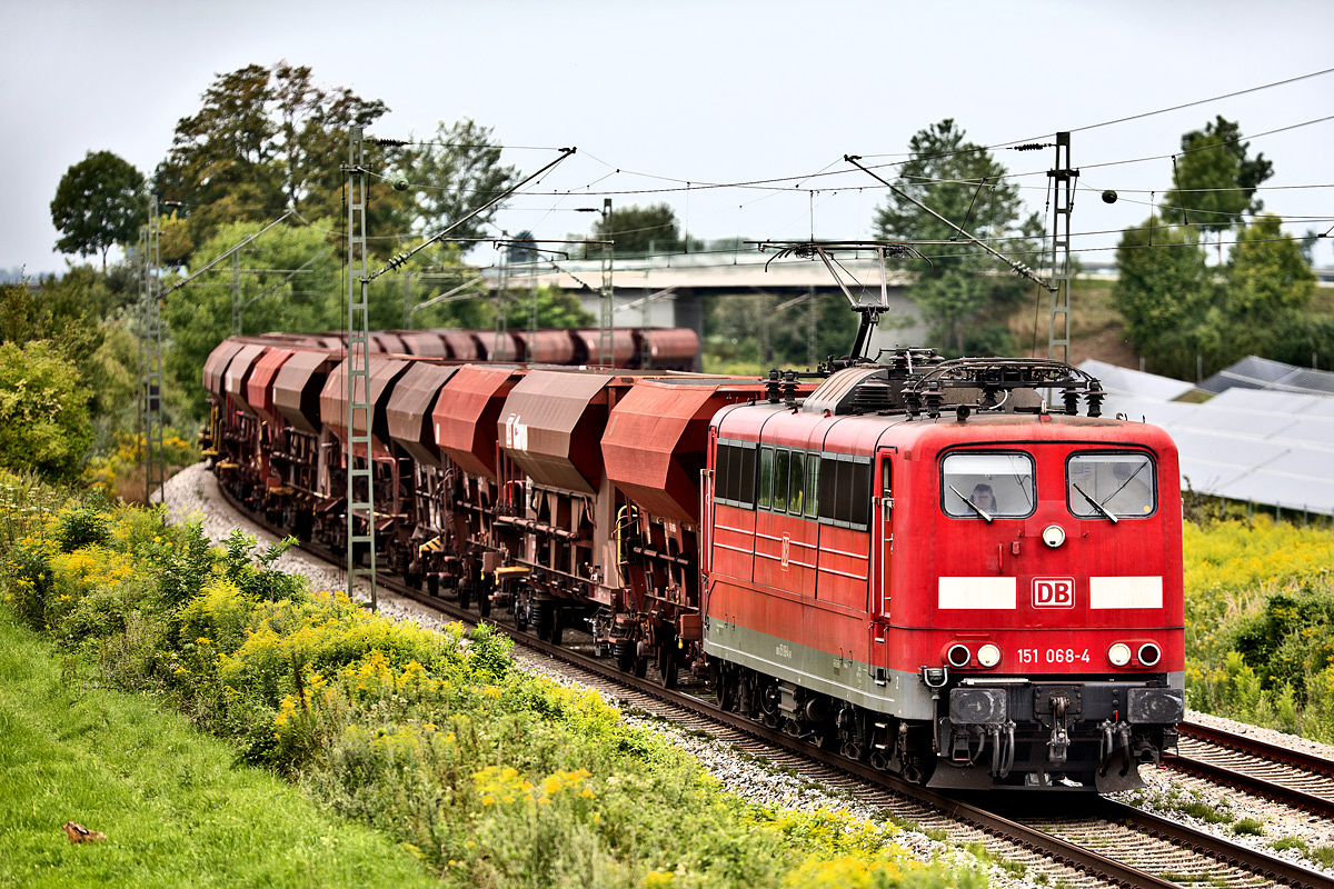 Beim Feldhasen in Langenisarhofen donnert die 151 068-4 mit einem Schüttgutwagenzug vorüber.Bild vom 3.8.2017