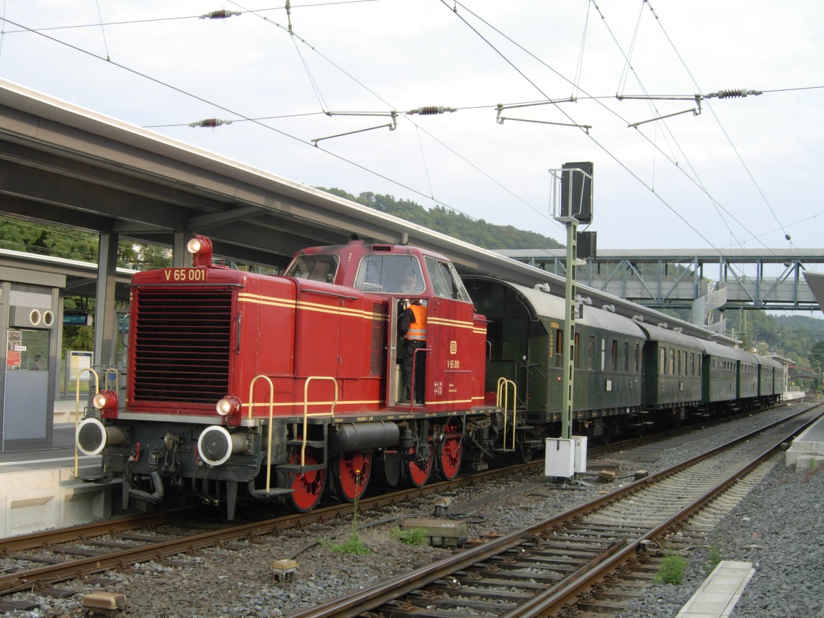 Beim Fest zur Reaktivierung der Strecke Korbach-Frankenberg kam auch die V65 001 zum Einsatz. Hier stand sie kurz vor der Abfahrt Richtung Korbach in Marburg. Leider waren die als Museumszüge gefahrenen Regionalbahnen am Samstag Nachmittag hoffnungslos verspätet (teilweise über 40 Minuten), sodas Rundfahrten wegen verpasster Anschlüsse kaum machbar waren. Ansonsten war es eine schöne Veranstaltung. Marburg, 12.09.2015 gegen 18:10 Uhr. 