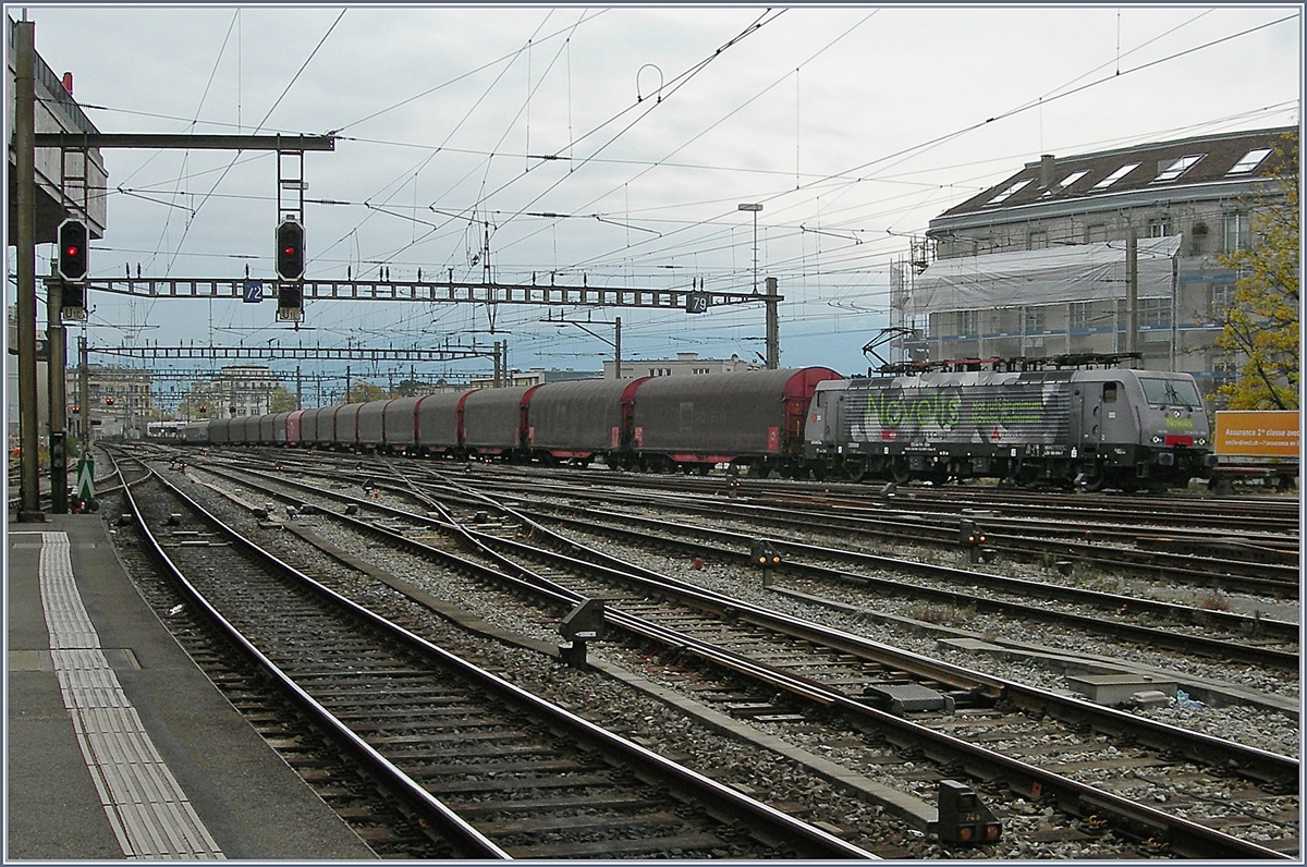 Beim Fotografieren des SBB Twindexx fuhr zu meiner Freude die 189 994-7  Sierre  mit ihrem  der Novelis Güterzug Sierre - Göttigen durch den Bahnhof von Lausanne. Trotz schlechter Karten (Standpunkt/kleine Knipse) wagte ich ein Bild.
10. Nov. 2017