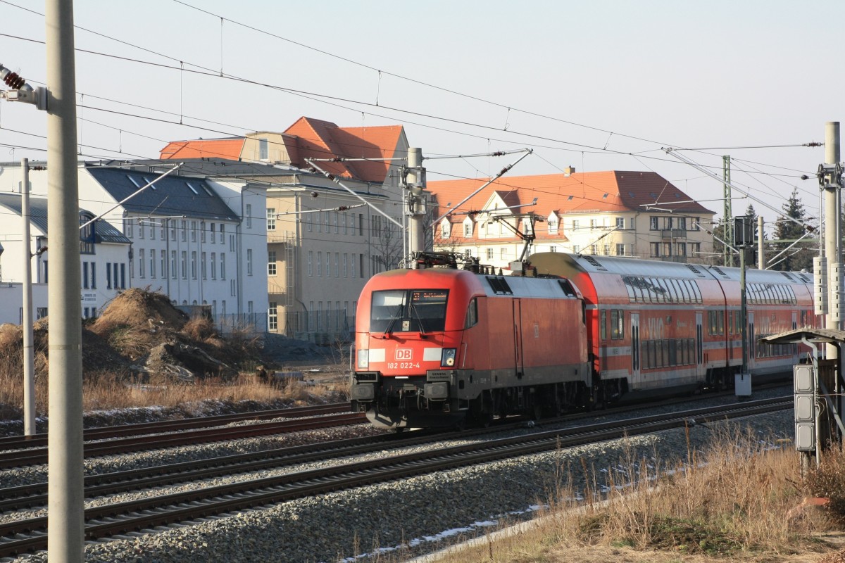 Beim Fotografieren der Lößnitzgrundbahn den Augenblick genutzt, um auf der neuen Trasse in Radebeul Ost die 182022-4 als S -Bahn nach Bad Schandau abzulichten,01.02.2014,12:47 Uhr 