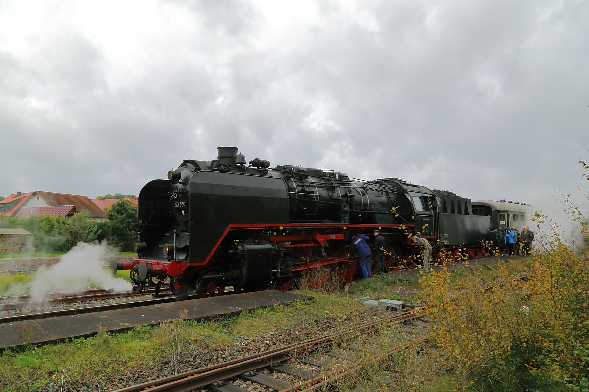 Beim Fotohalt des Meininger Sonderzuges am 07.10.2017 in Immelborn gab es an Zuglok 50 380 wohl Einiges zu basteln. Kurze Zeit später wurde die Fahrt in Richtung Arnstadt fortgesetzt.