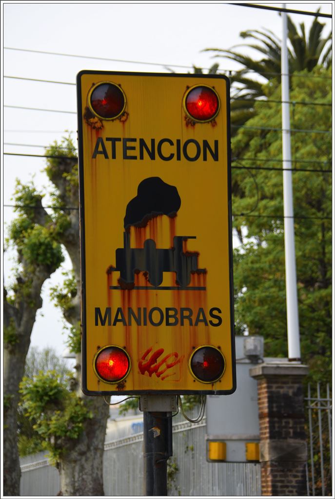 Beim Fussgängerübergang zum Solvaywerk in Barreda blinkt während der ganzen Betriebszeit dieses Warnsignal. Fussgänger und Lokführer müssen gleichermassen aufpassen, dass sie sich nicht in die Quere kommen. (22.05.2016)