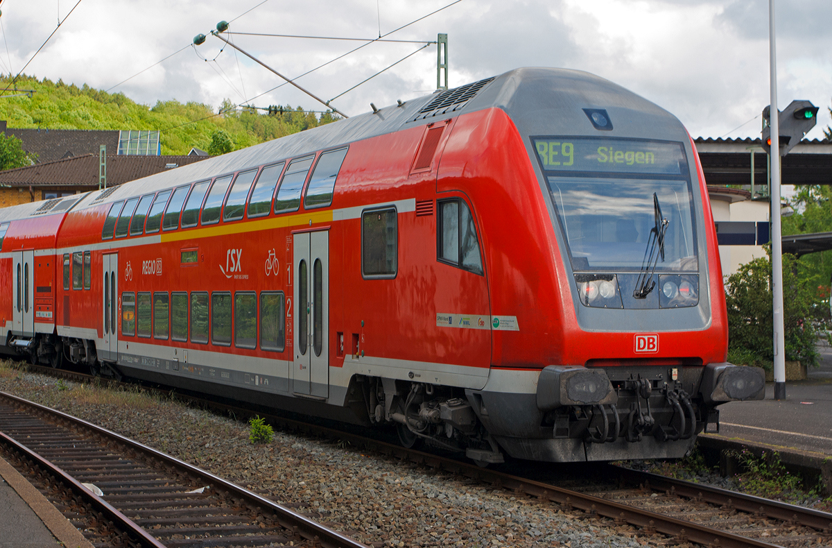 
Beim Halt vom RE 9 (rsx - Rhein-Sieg-Express) Aachen - Köln - Siegen am 11.05.2014 im Bahnhof Betzdorf/Sieg konnte ich den Steuerwagen ablichten. 
Hier ist es der 1./2. Klasse Doppelstock-Steuerwagen (DoSto-Steuerwagen) D-DB 50 80 86 - 81 119 - 9 DABpbzf 767.3, der Wagen ist klimatisiert, besitzt BiLED-Anzeigen und ist für 160 km/h zugelassen. Er hat eine Länge über Puffer von 27.270 mm und einen Drehzapfenabstand von 20.000 mm, das Eigengewicht beträgt ca. 48.000 kg. Gebaut wurde er 2010 von Bombardier in Görlitz (ehem. DWA).
