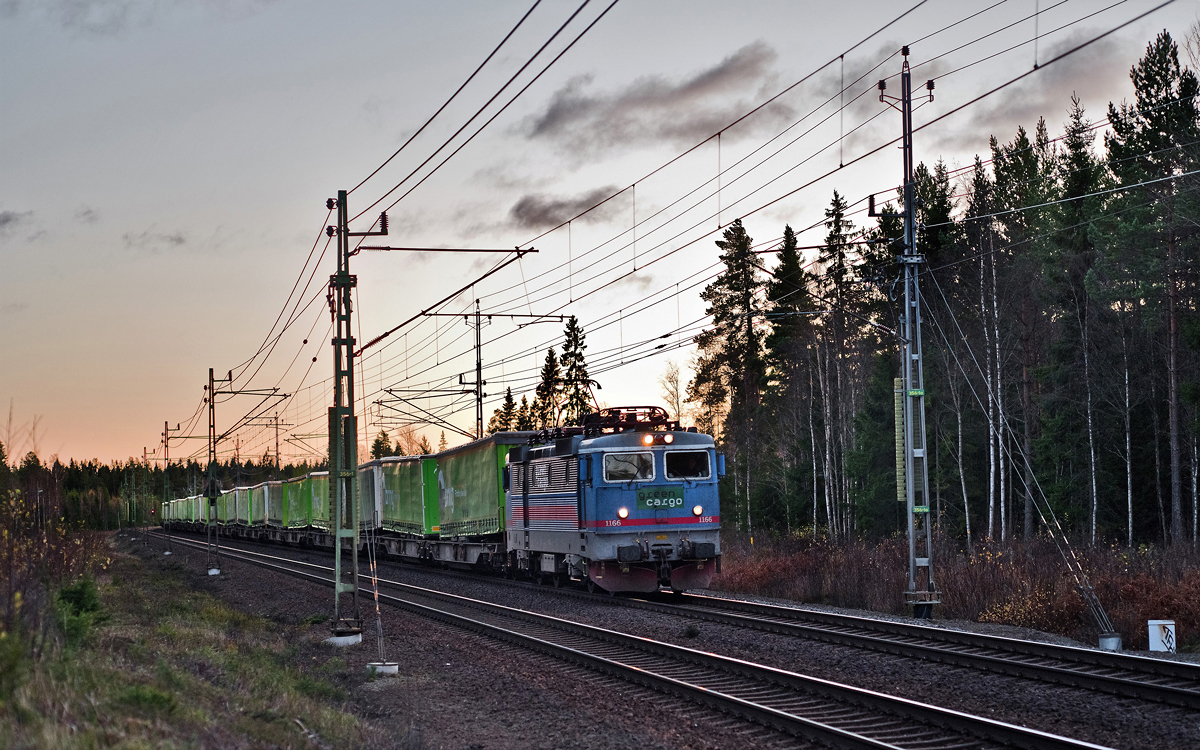 Beim langsamen Einnachten fährt die Rc 4 1166 mit einem KLV Zug bei Nassjö nach Norden vorüber.Bild 29.10.2017