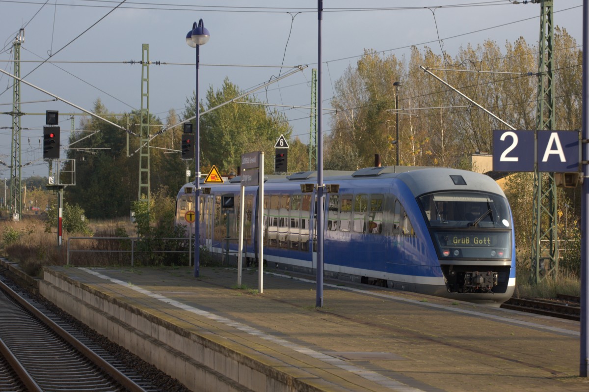 Beim Lesen der Zielrichtungsanzeige  Grüß Gott  kam der Fotograf schon etwas ins Staunen.... So gesehen in Lübbenau am 17.10.2014 um 16:20 Uhr.