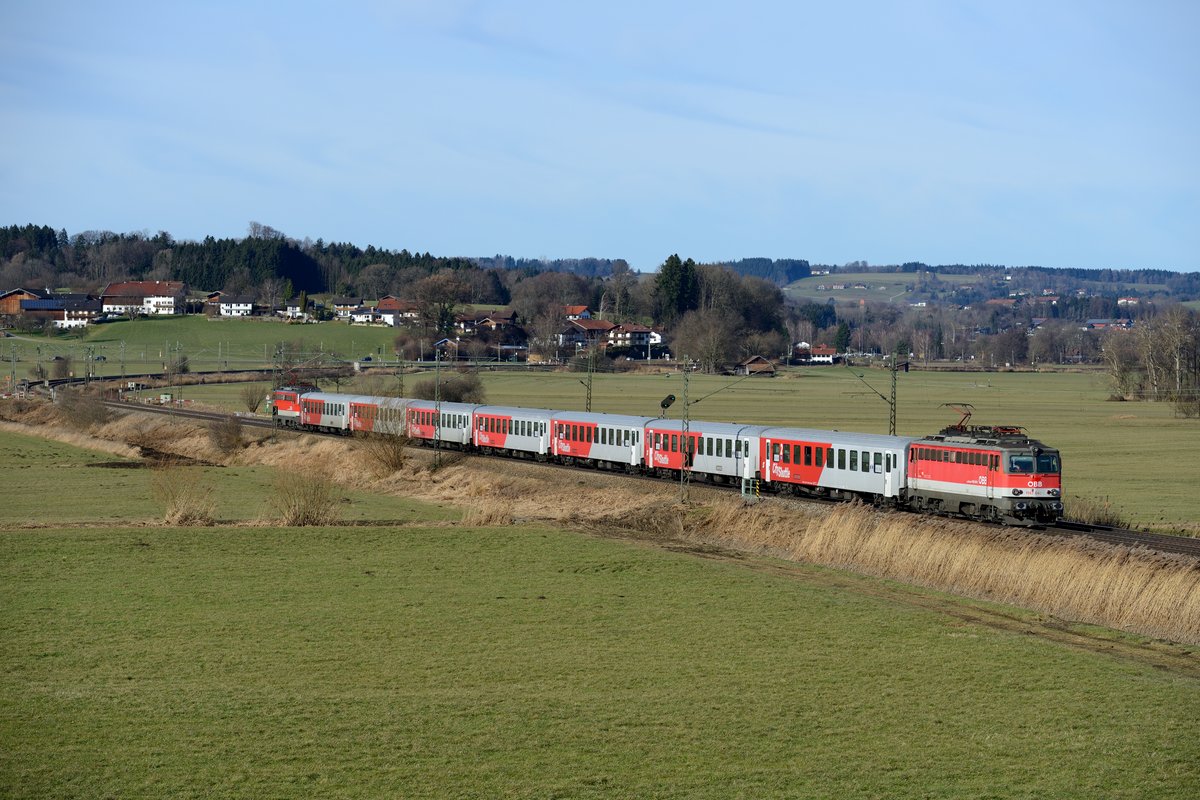 Beim Meridian Ersatzverkehr war immer etwas geboten.... Der laut Ersatzzug-Konzept täglich mit ÖBB 1142 und CityShuttle Wagen verkehrende M 79013 wurde am 24. Dezember 2013 mit zwei FLIRT-Triebwagen gefahren, dafür verkehrte dann der M 79015 mit der fotogenen österreichischen Garnitur. Auch sind zwei neue 1142 für Veolia im Einsatz: 1142.640 und 667. Bei Bernau wurde die Leistung erwartet, es führt 1142.640.