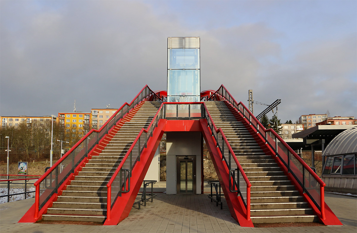 Beim Neubau des oberen Bahnhofs in Karlovy Vary wurde auch die Fußgängerbrücke in das dahinterliegende Wohngebiet erneuert, natürlich kann man sich hier auch barrierefrei bewegen. 13.02.2020 