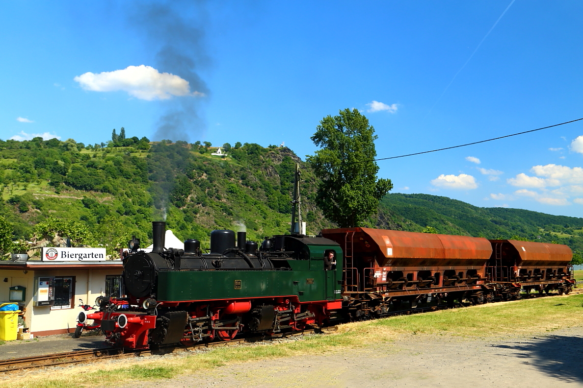 Beim Passieren der Brohler Rheinanlagen, bringt 11sm mit ihren beiden Regelspurwaggons, mal eben ein paar Biergläser zum Klirren! ;-) Die Aufnahme entstand am Nachmittag des 05.06.2015 während einer Fotoveranstaltung.