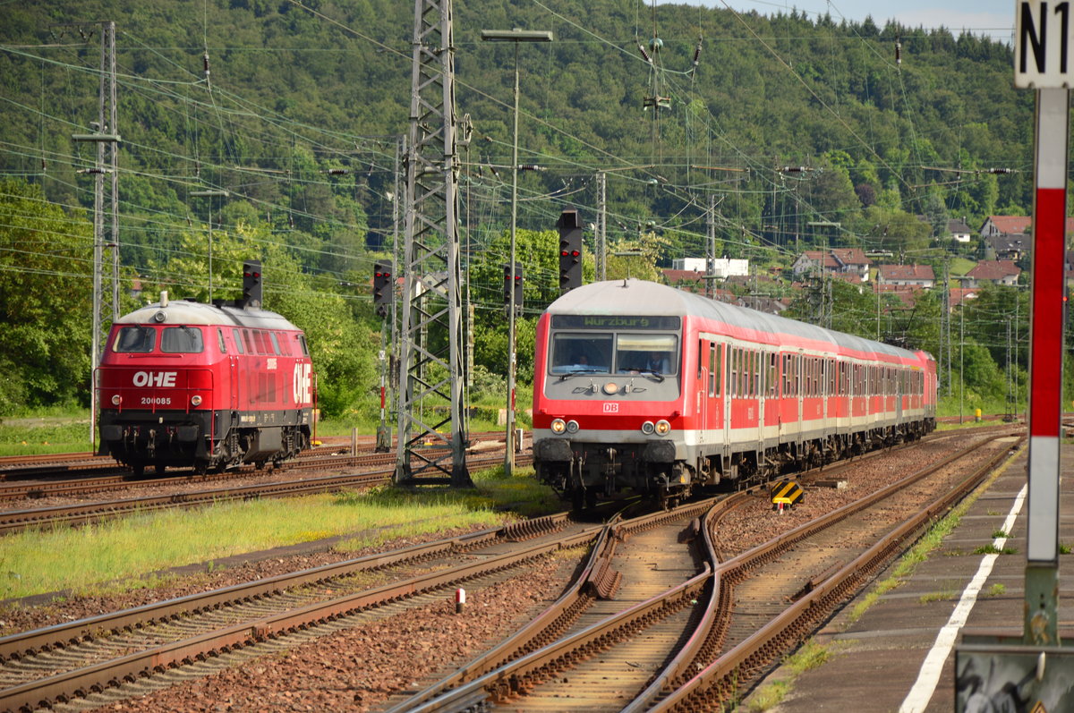 Beim Rangieren in der Abstellanlage in Neckarelz die OHE 200085 und bei der Einfahrt eine RE nach Würzburg Hbf, die über Neckarelz umgeleitet wurden wegen Bauarbeiten zwischen Osterburken und Bad Friedrichshall.27.5.2016