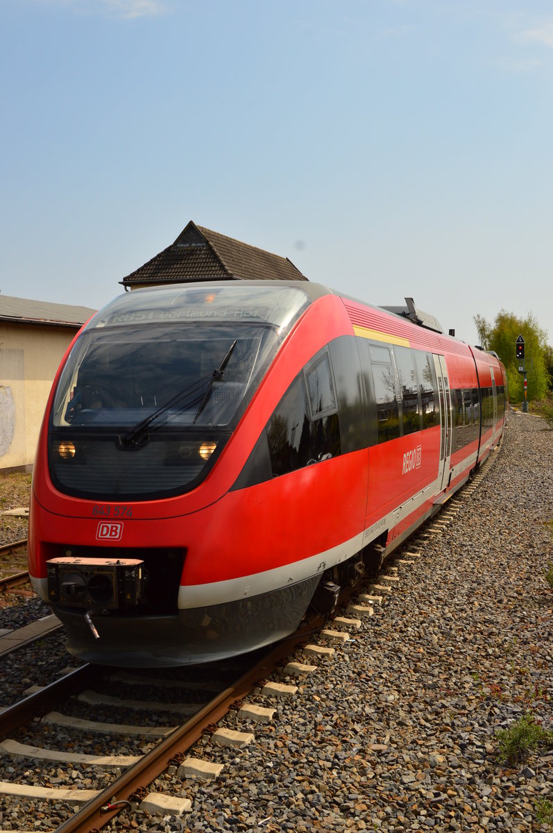 Beim Rangieren ist hier der 643 574 am Sonntagnachmittag in Coesfeld zu sehen.
Gerade kommt der Zug aus der Abstellung und fährt an die Tankstelle am anderen Ende des Bahnhofs und danach geht es dann als RB 51 nach Dortmund. 1.5.2016