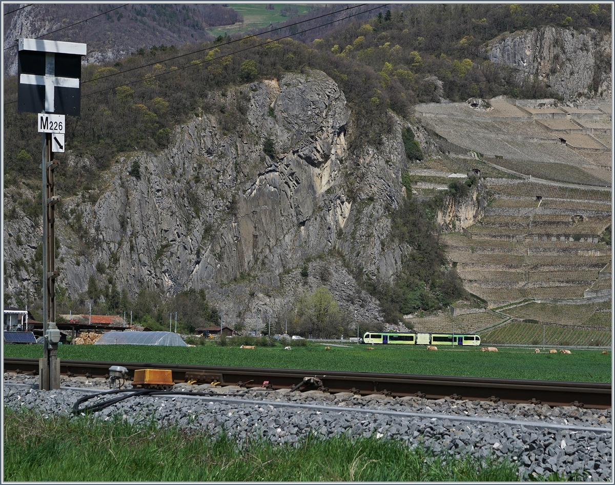 Beim Rangiersignal M226 von St-Triphon stehend, fotografierte ich einen TPC GTW Be 2/6 (SURF) kurz vor Ollon.
12. April 2018