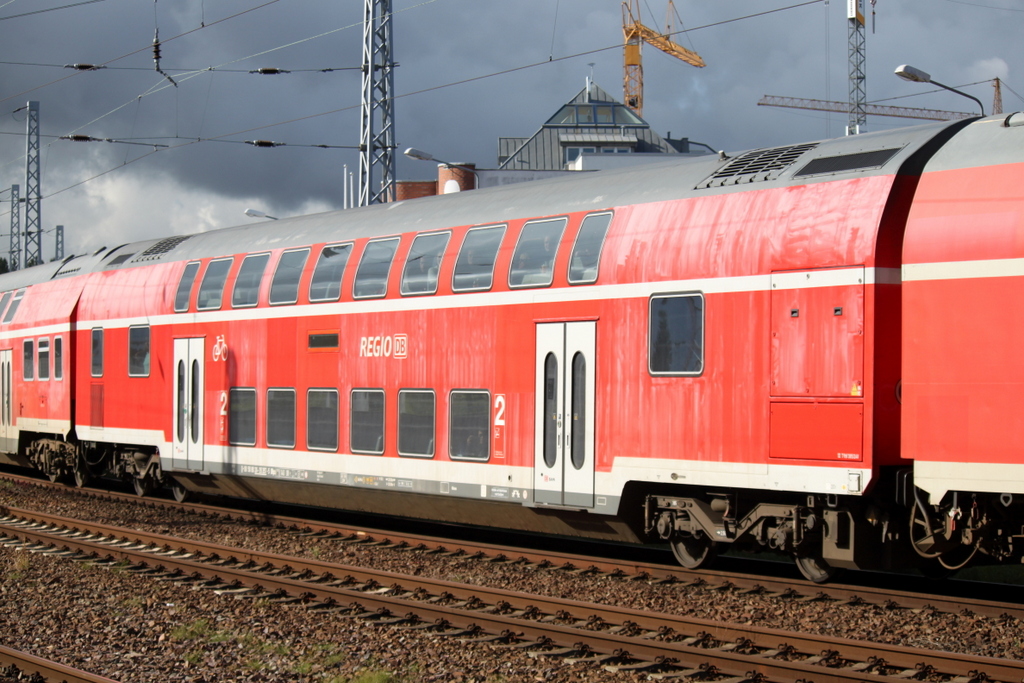 Beim RE 18590 von Berlin Hbf(tief)nach Warnemnde lief der DBpza 752.6 mit.Aufgenommen am 26.09.2015 in Warnemnde