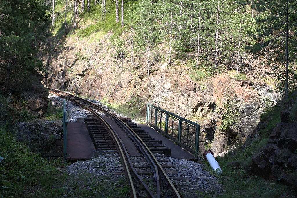 Beim Sargan-Vitasi-seitigem Portal des Tunnel 47 gelegene Br�cke �ber die Kamisna, gesehen von der Plattform des SDZ 0410 (letztes Fahrzeug des zweiten Zuges nach Mokra Gora) am 12.August 2026.