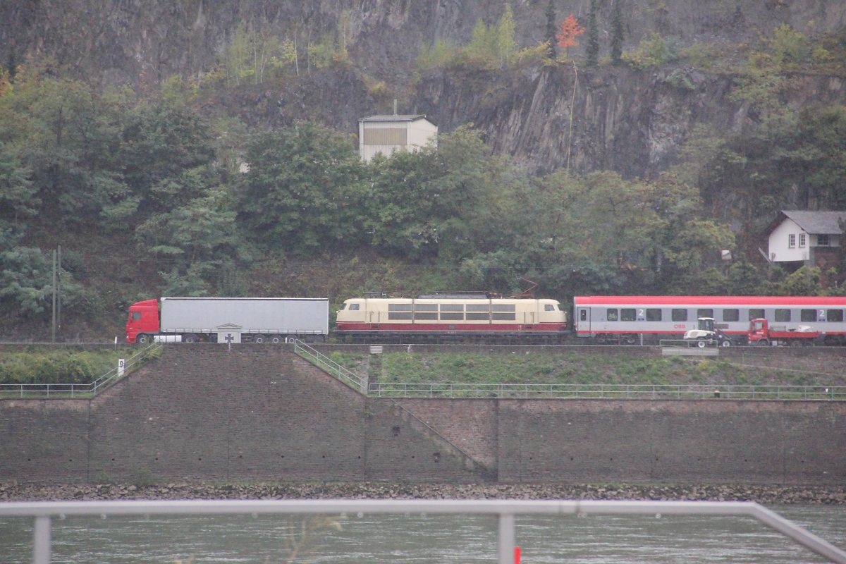 Beim Sichten der Bilder vom Rheintal-Besuch im Oktober 2013 fand ich noch dieses ganz witzig: 103 235-8 mit IC 119 gen Süden scheint einen LKW vor sich her zu schieben. Aufgenommen am 05.10.2013 von Kaub am Rhein aus.