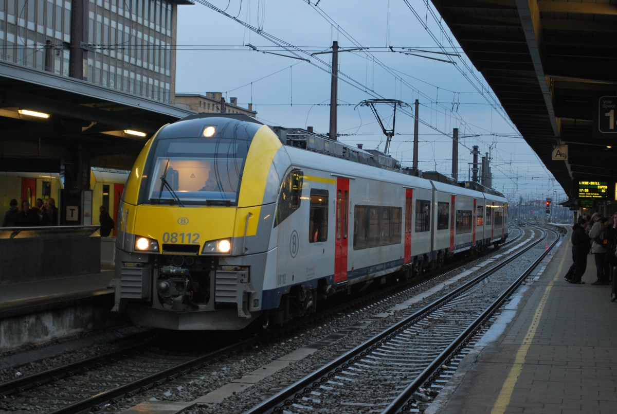 Beim Sonnenuntergang vom 21. Februar 2015 wartet der L-Zug nach Leuven im BrÜsseler Südbahnhof (Bruxelles-Midi) auf Abfahrt.