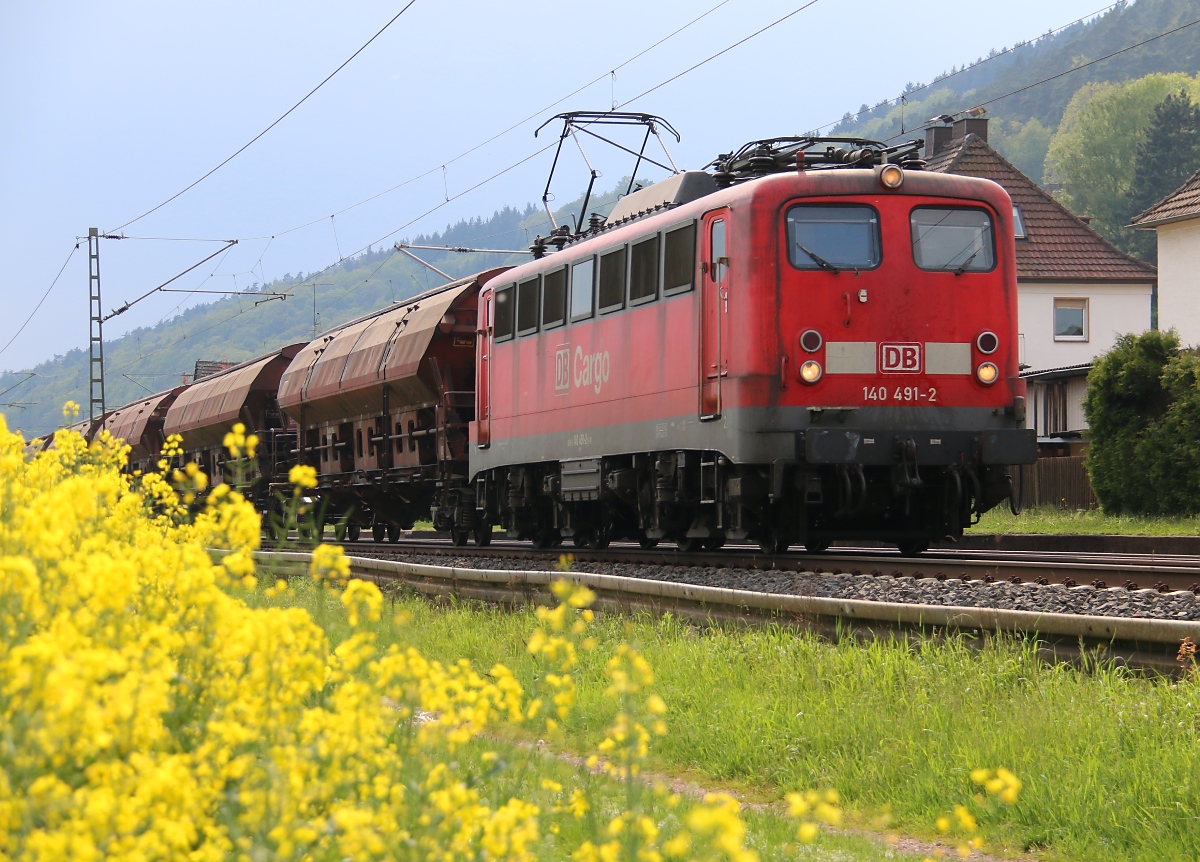 Beim Spähen über das Rapsfeld konnte noch 140 491-2 mit einem gemischtem Güterzug in Fahrtrichtung Norden abgelichtet werden. Aufgenommen in Ludwigsau-Friedlos am 30.04.2014.