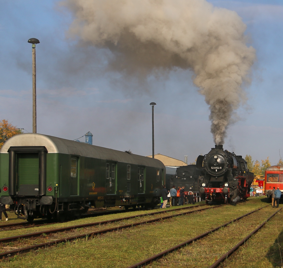 Beim Tag der offenen Tür im Bahnbetriebswerk Weimar am 10.10.2015 konnte man auf der 52 8154-8 Führerstands-Mitfahrten machen. 