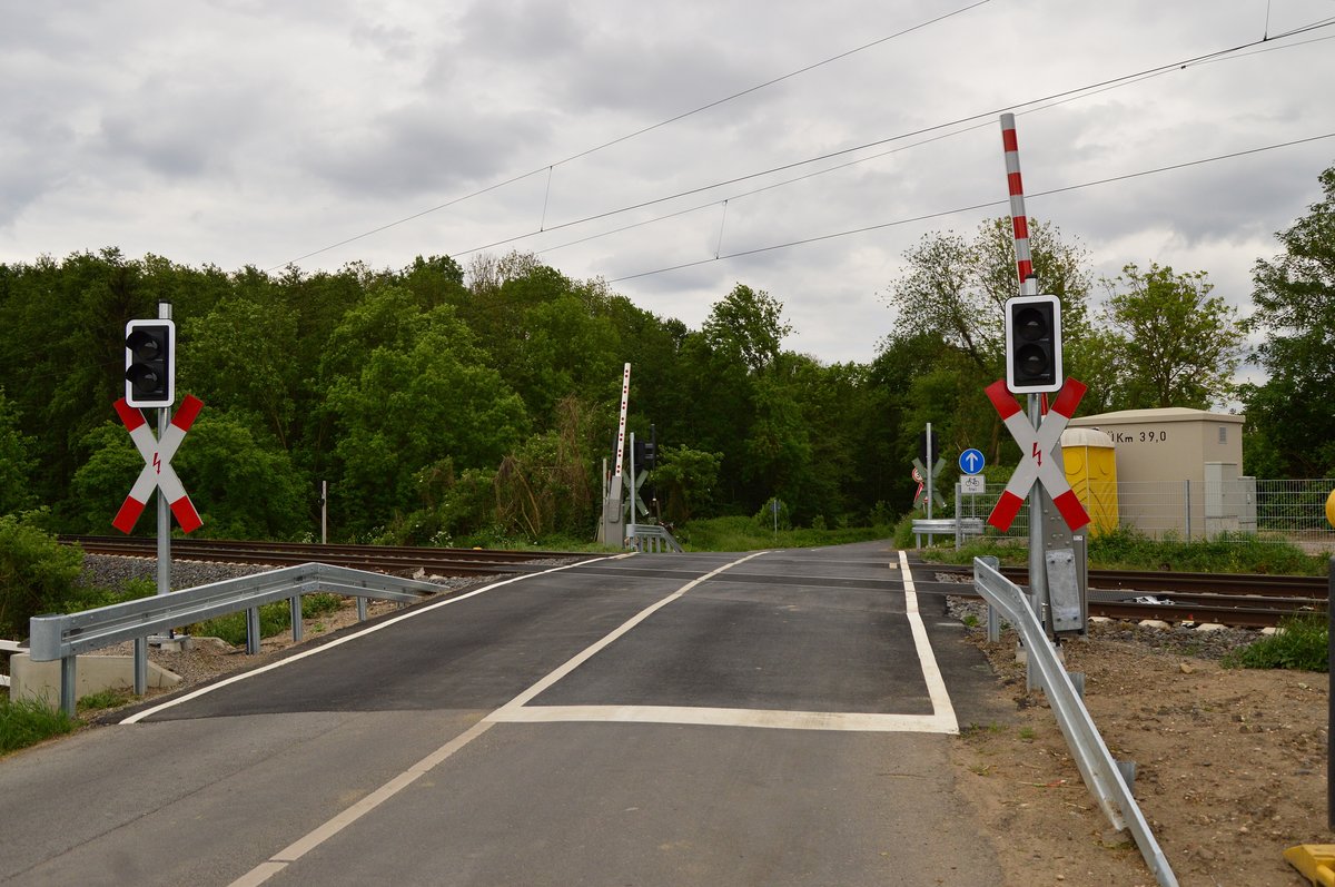 Beim Tilmeshof am Bü Broicherseite in Kaarst ist der Übergang nun auch erneuert.
Statt der Blicklichtanlage, findet sich jetzt die Sementampelanlage und Halbschranke.
16.5.2016