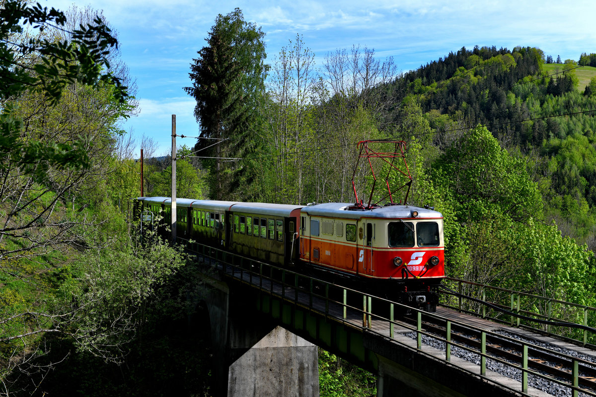Beim Überqueren des Weißwasserviaduktes zwischen Ober Buchberg und Natterstal konnte der von der E14 geführte Sonderzug auf der Mariazellerbahn erneut fotografiert werden (11. Mai 2019).