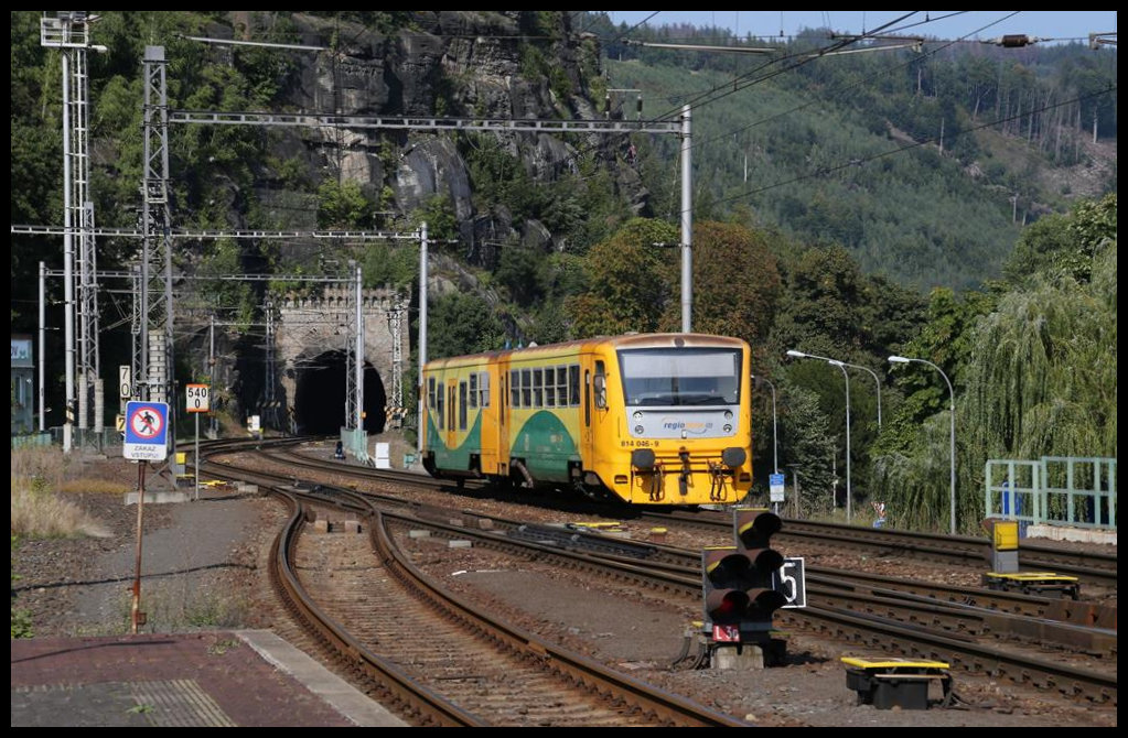Beim Umrangieren am 6.9.2021 im Bahnhof Decin Hlavni Nadrazi erreicht der CD Regionova 814046-8 hier fast den Tunnel an der nördlichen Einfahrt. Durch den Tunnel fahren alle Züge die in den Hauptbahnhof Decin aus Deutschland ein bzw. nach Deutschland ausfahren.