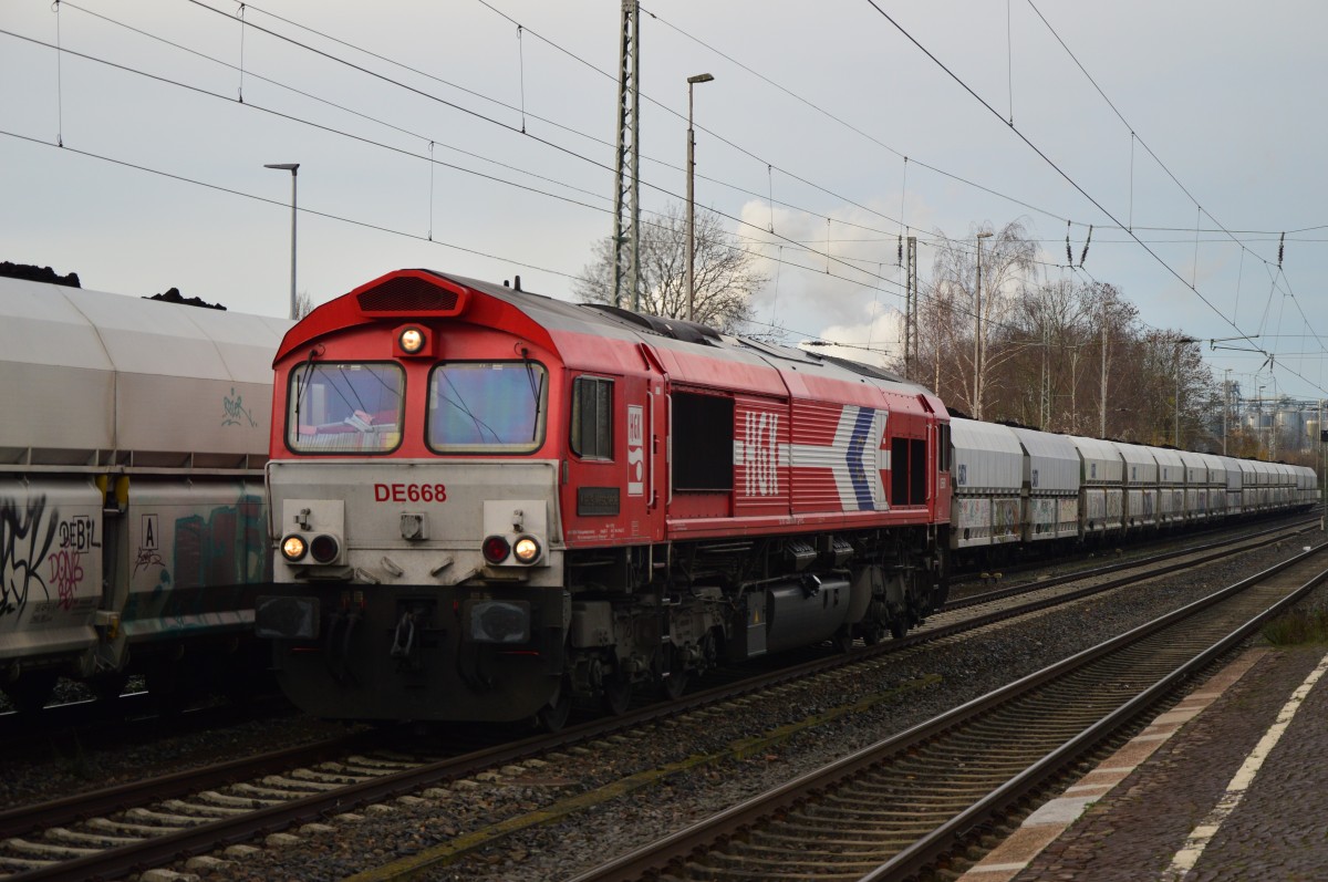 Beim Umrangieren an einem Kohlestaubzug in Rommerskirchen. 
Die RHC DE668/alias 266 068-6 kam aus Niederaussem und fährt den Zug dann nach
Köln, von dort wird er später am Tag von einer Elok gezogen noch einmal an mir vorbei fahren.5.12.2015
