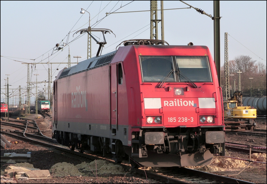 Beim Umsetzen erwischt,die 185 238-3 ändert  gerade ihre Fahrtrichtung um einen Güterzug an den Haken zu nehmen. Szenario Ostern 2012 an der alten Laderampe in Aachen West. Mittlerweile sind die Gleisanlagen abgebaut und es entsteht der Campus der RWTH dort.