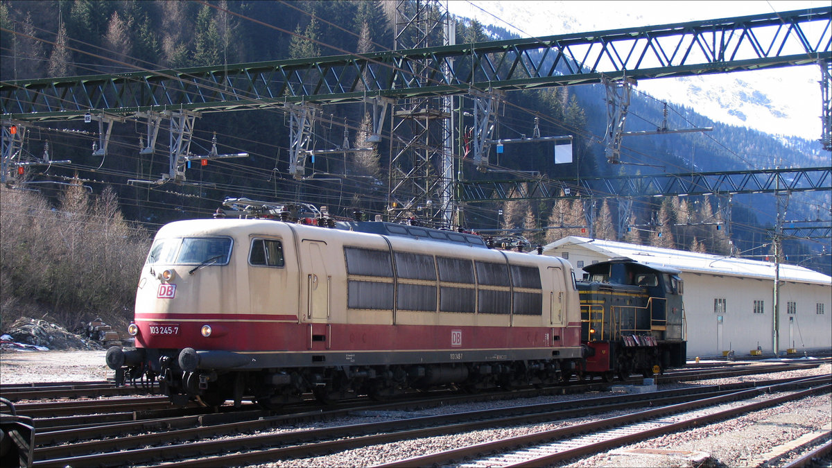 Beim Umsetzen über die italienische Seite mit Gleichstrom im Bahnhof Brenner wird 103 245 von einer D 245 geschoben; 20.04.2008                                                                      