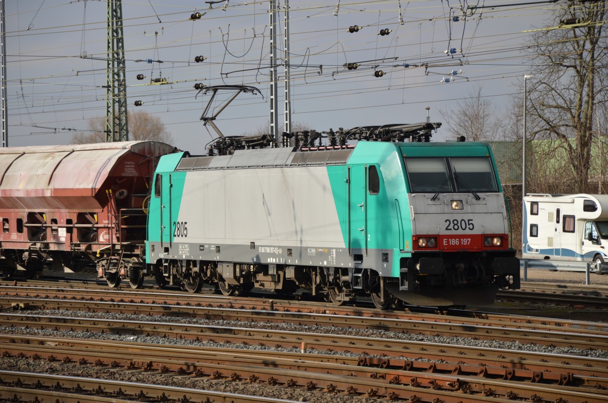 Beim Verlassen von Aachen West in Richtung Montzen ist hier die 2805/E 186 197-0 mit Kalkwagen zu sehen. 22.3.2015