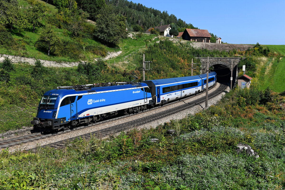 Beim Verlassen des Eichberg-Tunnels an der Semmeringbahn konnte ich am 26. September 2021 die 1216.236 mit dem RJ 71 auf der Fahrt nach Graz HBF aufnehmen. 