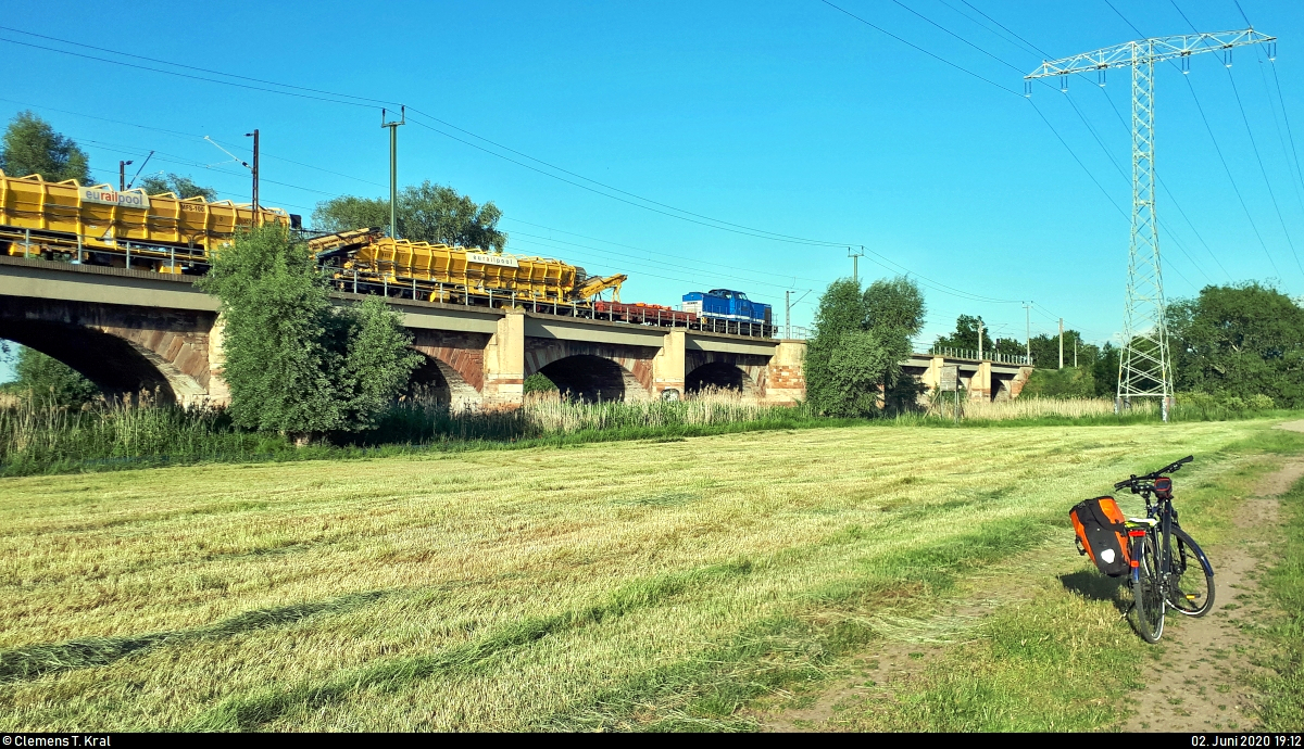 Beim Verlassen der Fotostelle dann doch noch ein Zug:
203 00? (V 100-SP-00? | DR V 100.1) der Spitzke SE überquert mit einer vierfachen Plasser & Theurer Material-, Förder- und Siloeinheit MFS 100 der eurailpool GmbH die Saaleaue bei Angersdorf auf der Bahnstrecke Halle–Hann. Münden (KBS 590) Richtung Halle (Saale).
(Smartphone-Aufnahme)
[2.6.2020 | 19:12 Uhr]