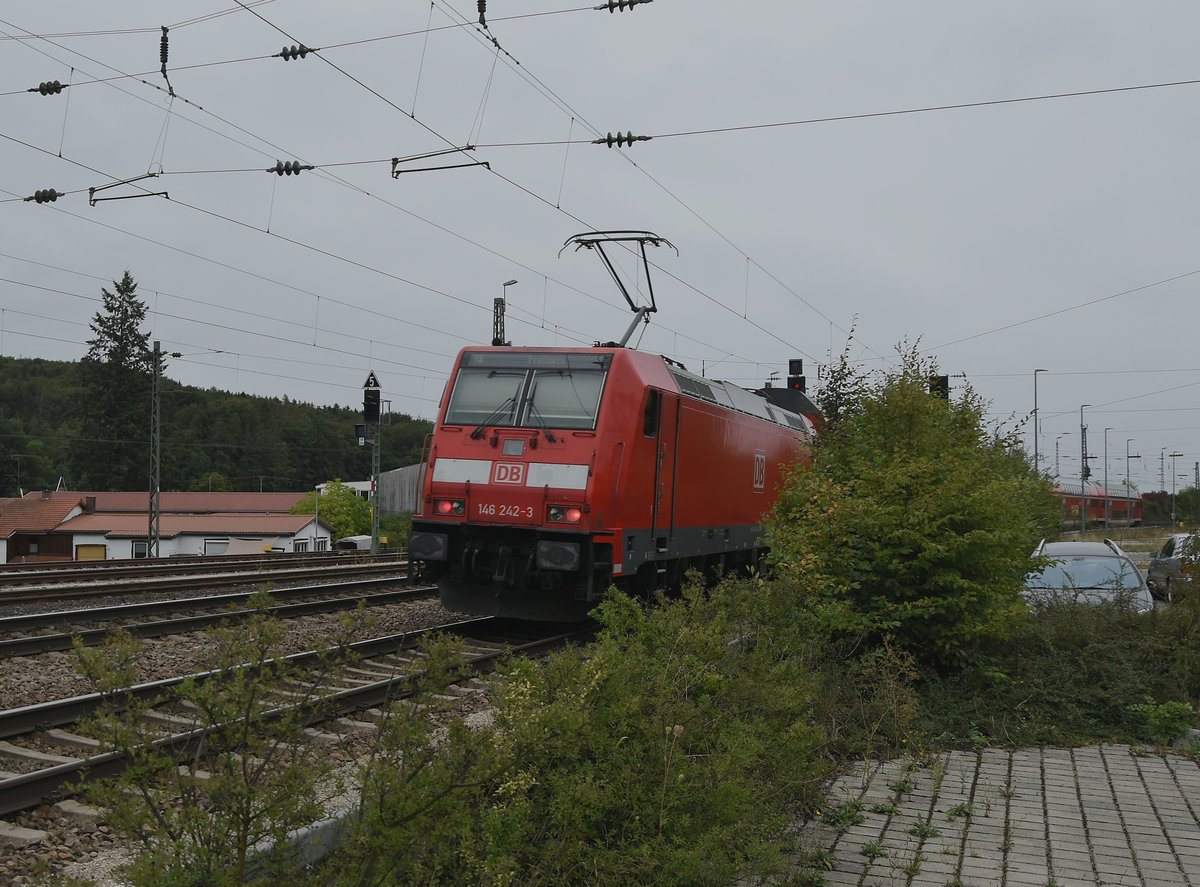 Beim Verlassen von Parsberg ist hier die 146 242-3 zu sehen ist auf dem Weg nach München. 1.9.2018