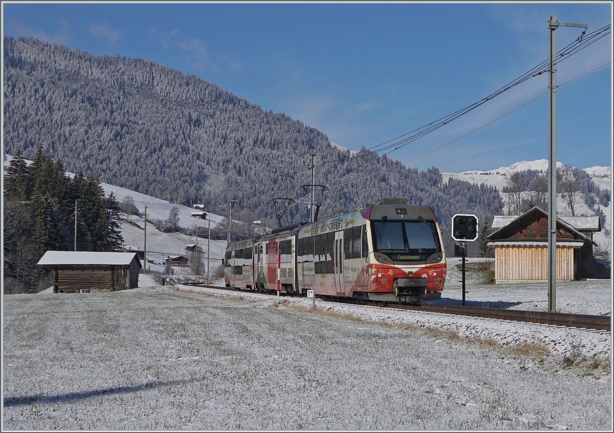 Beim Vorsignal von Blankenburg zeigt sich der MOB Be 4/4 5002  Nankai  mit seinen beiden Steuerwagen auf dem Weg nach Zweisimmen.

3. Dezember 2020