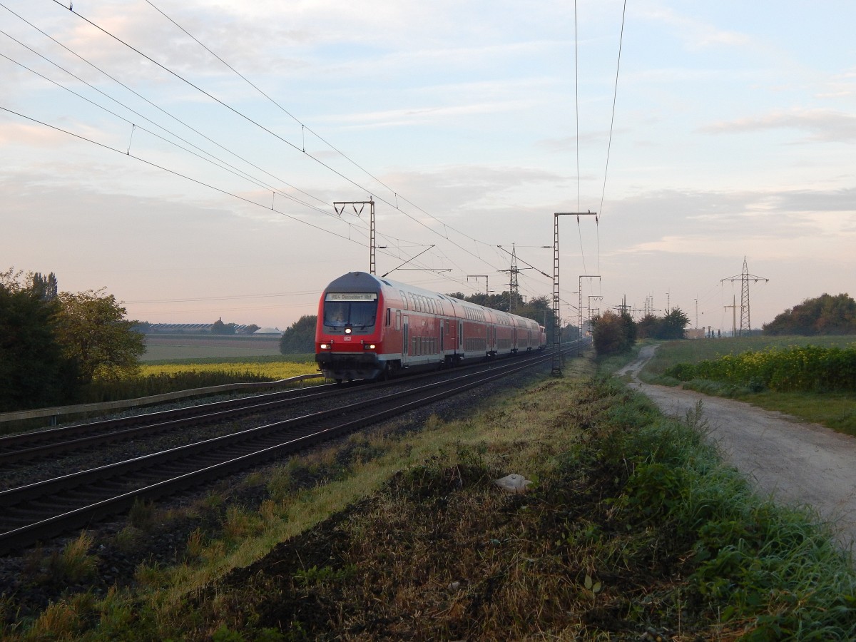 Beim Warten auf die 01 150 kam der RE4 von Aachen Richtung Mönchengladbach geheizt.

Mönchengladbach Wickrath 03.10.2015