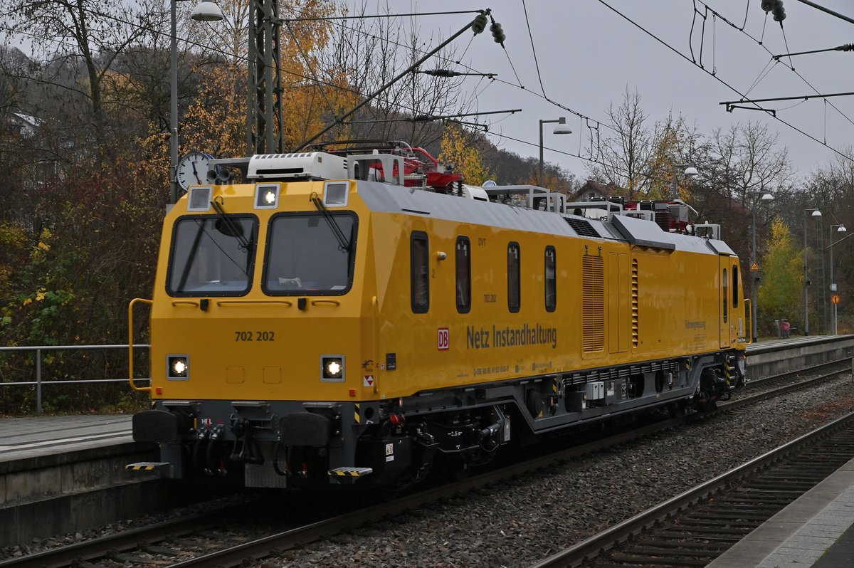 Beim Warten auf den Audizug in Neckargerach kam mir dieser Triebwagen der 702 202 vor die Linse gefahren, er ist auf dem Richtungsgleis nach Eberbach unterwegs am Vormittag des 24.11.2020