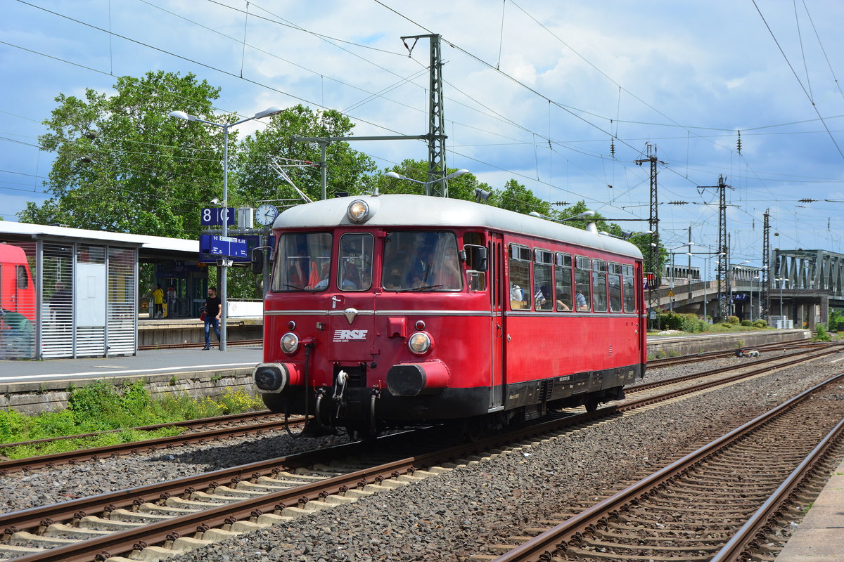 Beim warten auf dem Zug kam ein MAN Schienenbus der RSE durch Köln Deutz gen Köln Hbf gefahren.

Köln 16.06.2019
