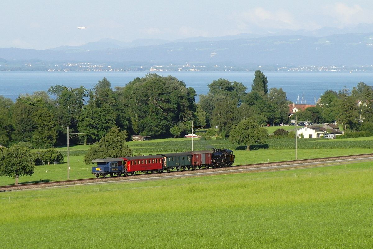 Beim Warten auf einen Planzug kam am 07.07.2012 unerwartet ein Sonderzug mit Fahrtrichtung Romanshorn vorbei. Grund und Ziel dieses Sonderzuges sind nicht bekannt. Die Aufnahme entstand zwischen Altnau und Gttingen.