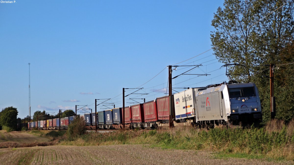 Beim Warten auf die ME/EA Überführung kamm die TXL 185 417-5 A-TXLA mit dem DGS(?)4185 durch Nørre Aaby.
Wenige stunden zuvor stand sie noch in Padborg an der Dänisch-Deutschen Grenze abgestellt und Sonnte sich in der Kalten Wintersonne.
Die in Padborg aufgeladenen Lauritzen und DSV Trailer setzen vorbildsgerecht ihre fahrt in den Nord Osten Dänemarks per Bahn fort.