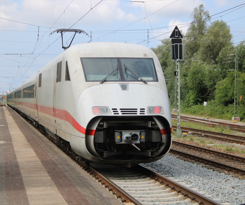 Beim warten auf meine S-Bahn staunte ich nicht schlecht als pl�tzlich 402 040  Bochum  als 1978 von Berlin Gesundbrunnen nach Warnem�nde durch Rostock-Bramow kam.04.07.2026