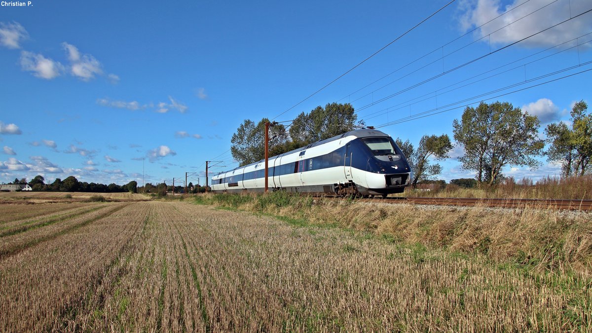 Beim Warten auf die Mz1401 wurde auch der Regional und Fernferkerher der DSB aufgenommen.
Die MG einheit 5850 (95 96 0005 650-6 DK-DSB)/(DSB IC4) als InterCity-Tog 140 von Alborg st. nach København H fuhr nett grüßend an uns vor bei, nach Odense st. seinem nähsten etappenziel.