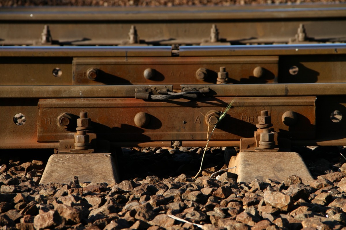 Beim warten auf das nächste Eisenbahn Foto habe ich mal einen Detailschuss von ukrainischen Schienen gemacht. Durch die krassen Temperaturschwankungen in diesem Land ist diese Montage wohl die beste Lösung. Bild vom 13.06.2015.