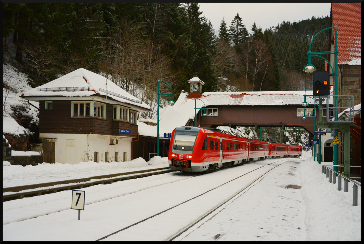 Beim Warten auf den  Rodelblitz  am 04.02.2023 in Oberhof kommt ein Doppelpack RegioSwinger (612 134 & ein unerkannter) als RE7 von Erfurt nach Würzburg um die Kurve und durchfährt den Betriebsbahnhof. Seit Dezember 2017 halten hier planmäßig keine Personenzüge mehr.