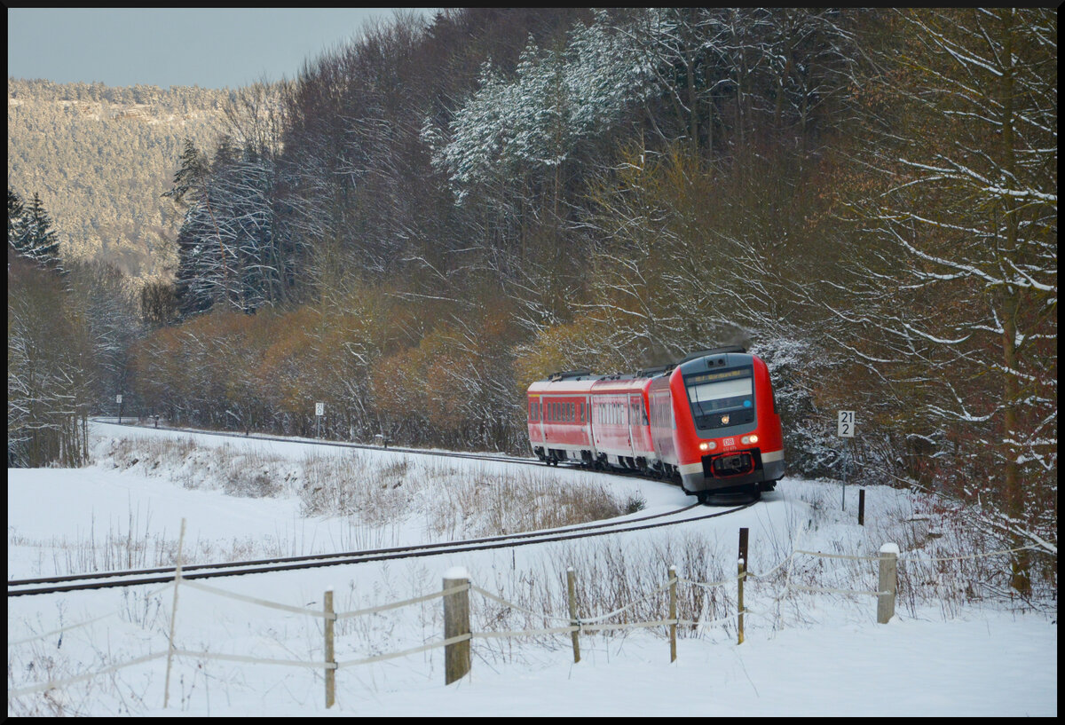 Beim Warten auf den  Rodelblitz  beim BÜ Eschental, zwischen Plaue und Grafenroda, am 29.01.2023 legt sich ein Doppelpack RegioSwinger (612 675 & ein unerkannter) als RE7 von Erfurt nach Würzburg schwungvoll in die Kurve.