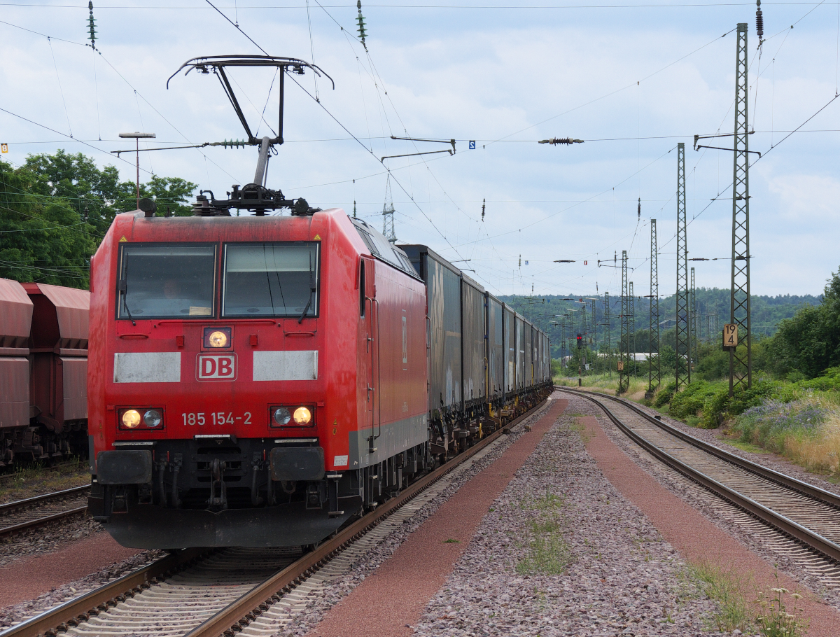 Beim Warten auf unsere RB nach Saarbrücken brachte 185 154 einen kurzen MegaCombi aus Saarbrücken Rbf nach Dillingen Saar durch Ensdorf. Bahnstrecke 3230 Saarbrücken - Karthaus in Ensdorf Saar am 12.07.2016   
