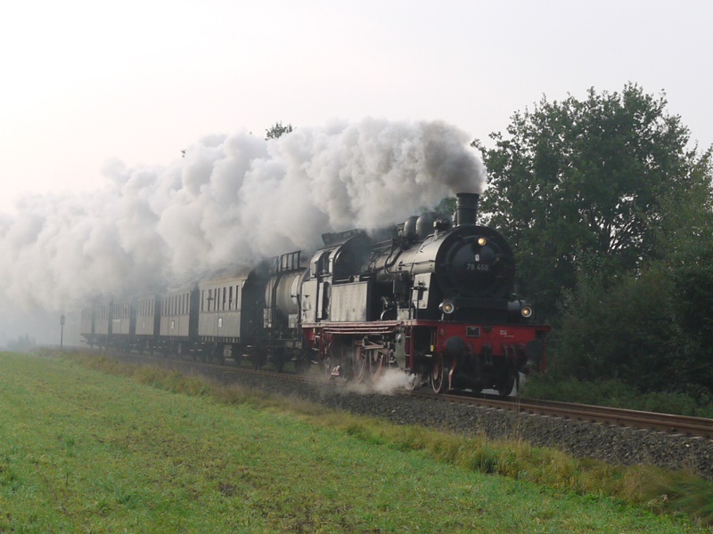 Beim zähen Morgennebel fährt die 78 468 in Ochtrup rein. Grund der Dampfsonderzugfahrt war Streckenjubläum  140 Jahre Gronau  04.10.2015