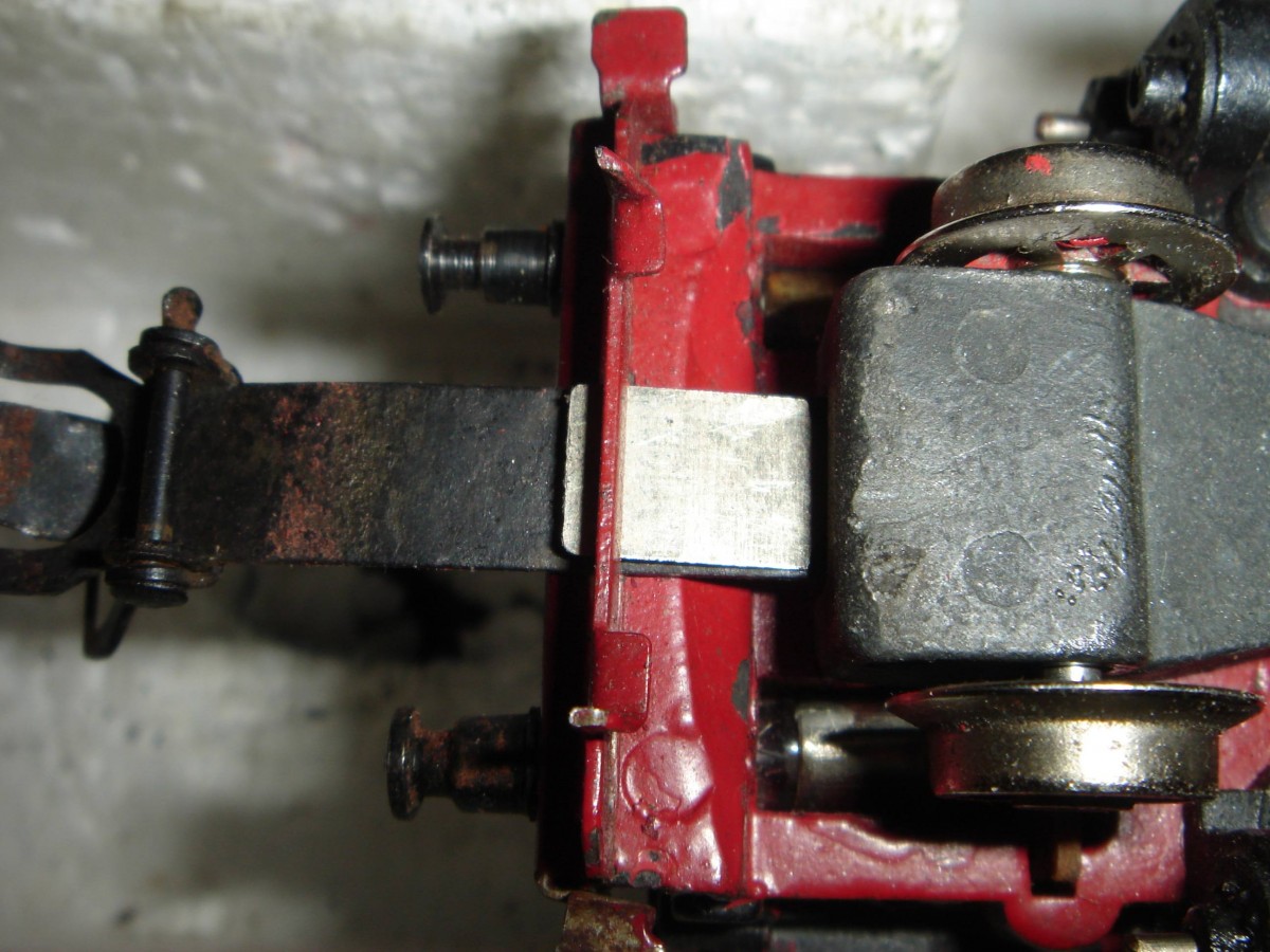 Beim  Ziehen  der vorderen Kupplung der TP 800.1, das nach dem Entfernen der vernickelten Schraube erfolgen kann, ist darauf zu achten, dass die Blattfeder, die das Laufgestell aufs Gleis drückt, korrekt in den Führungsschlitz der Kupplungseichsel eingefädelt wird, sonst sagt es sehr schnell  knack  und die Feder kommt einem einzeln entgegen. Aufnahme 28.09.2014